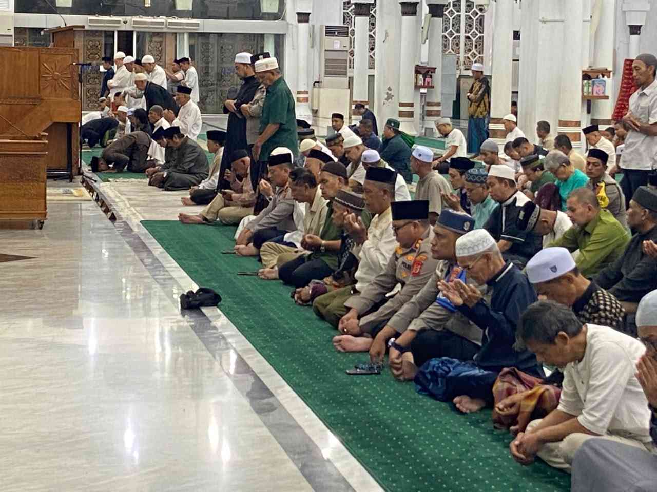 Personel Polresta Banda Aceh Shalat Subuh Berjamaah di Masjid Raya Baiturrahman - Tribratanews Polresta Banda Aceh