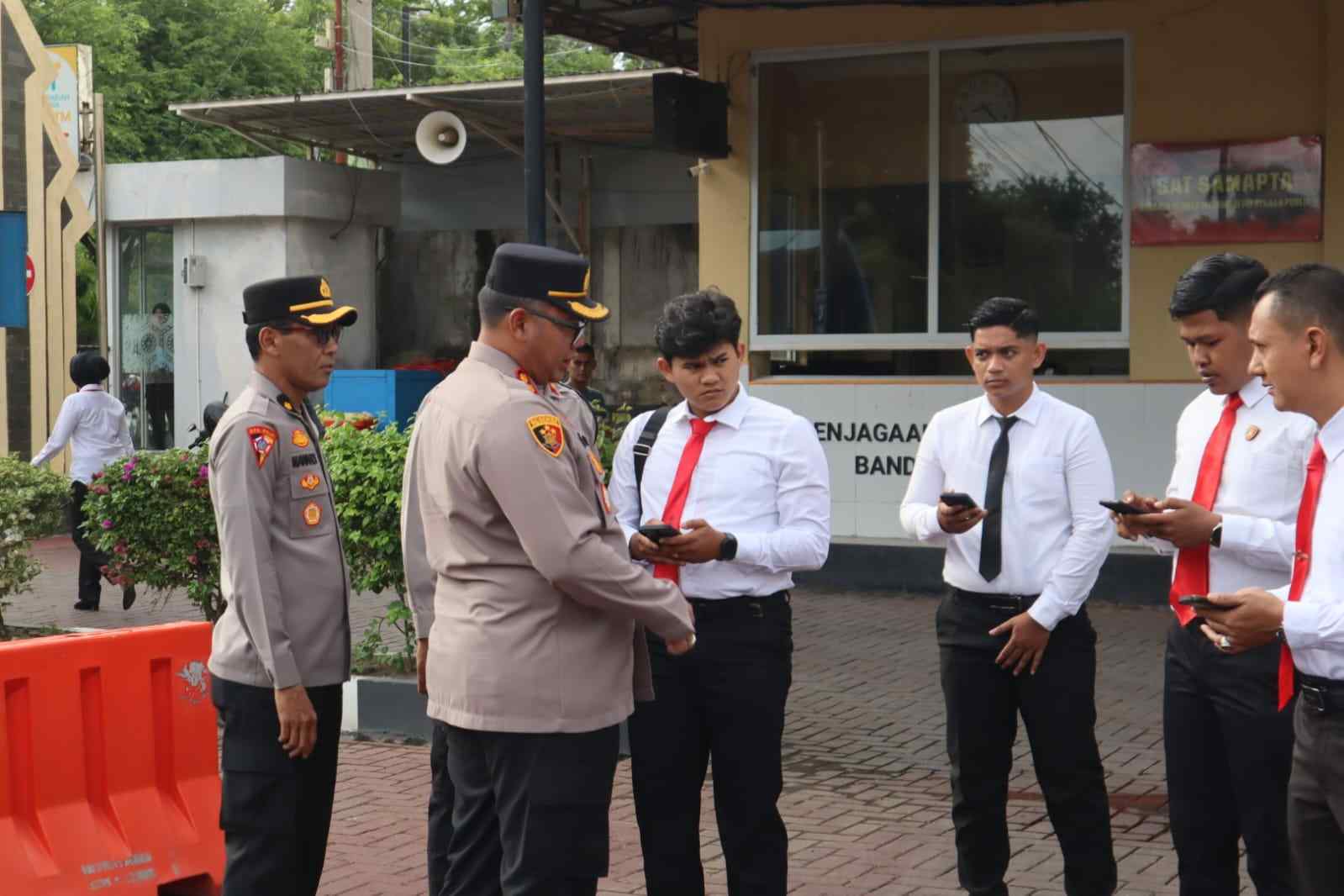 Wakapolresta Banda Aceh Cek HP Personel sebagai Agen Perlinsos, Ingatkan Aktif di Medsos Resmi Polri - Tribratanews Polresta Banda Aceh
