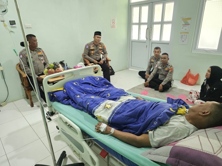 Kasat Lantas Polresta Banda Aceh Jenguk Personel yang Sakit, Beri Semangat dan Doakan Kesembuhan