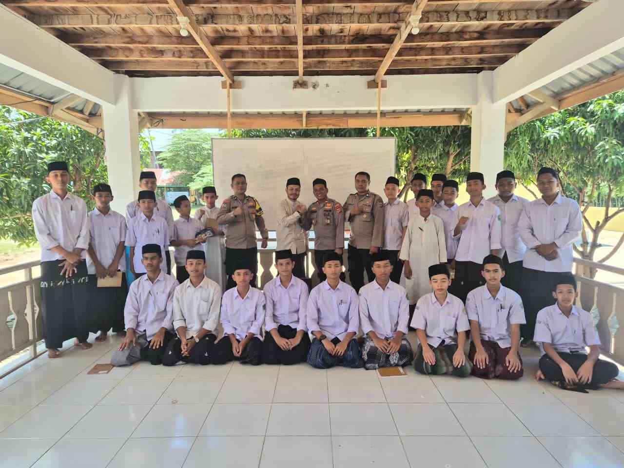 Kapolsek Kuta Baro Ajak Santri Dayah Babul Maghfirah Pilih Guru, Ilmu, dan Kawan yang Baik - Tribratanews Polresta Banda Aceh