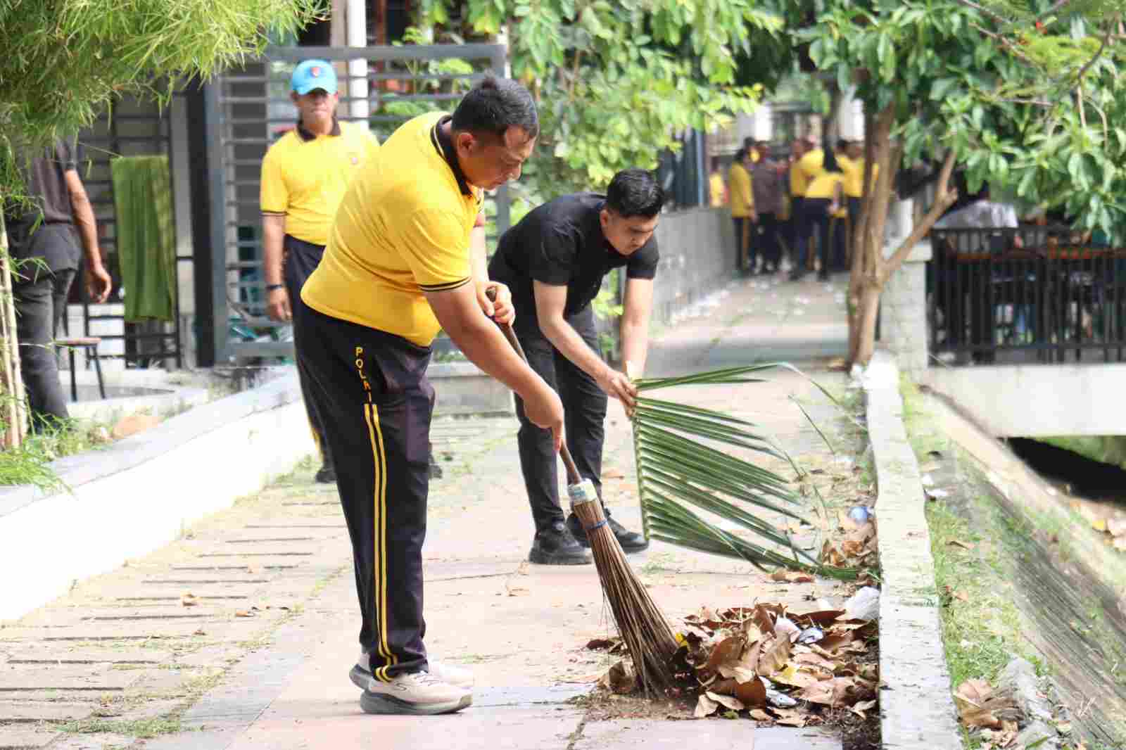 Polresta Banda Aceh Bersama DLHK3 Kolaborasi Green Policing, Bersihkan Bantaran Krueng Aceh